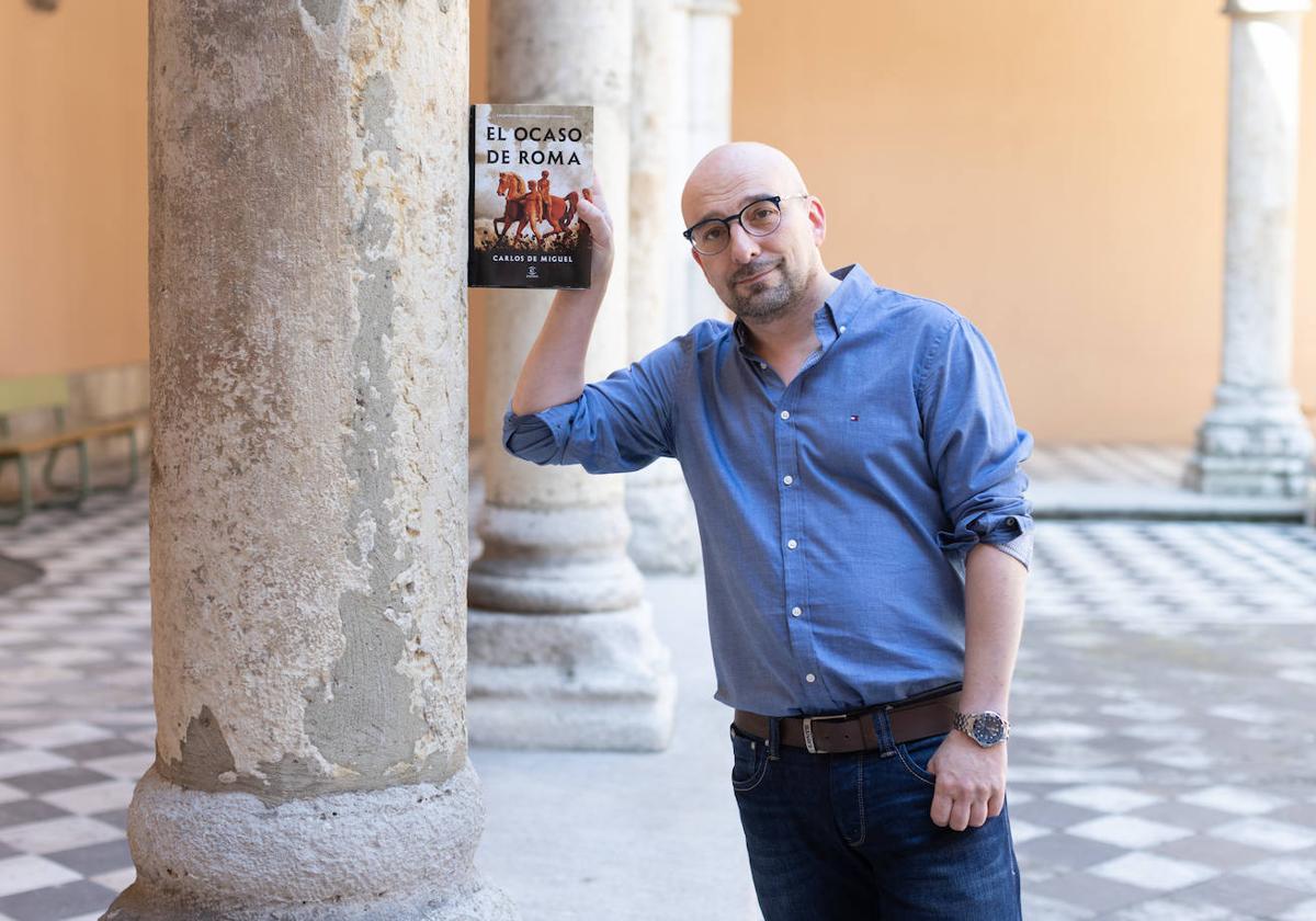 Carlos de Miguel, en el patio de la Biblioteca Pública de Castilla y León.