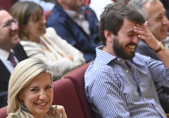 Irene Carvajal, la estrella emergente de Vox en la política regional, y el vicepresidente García-Gallardo.