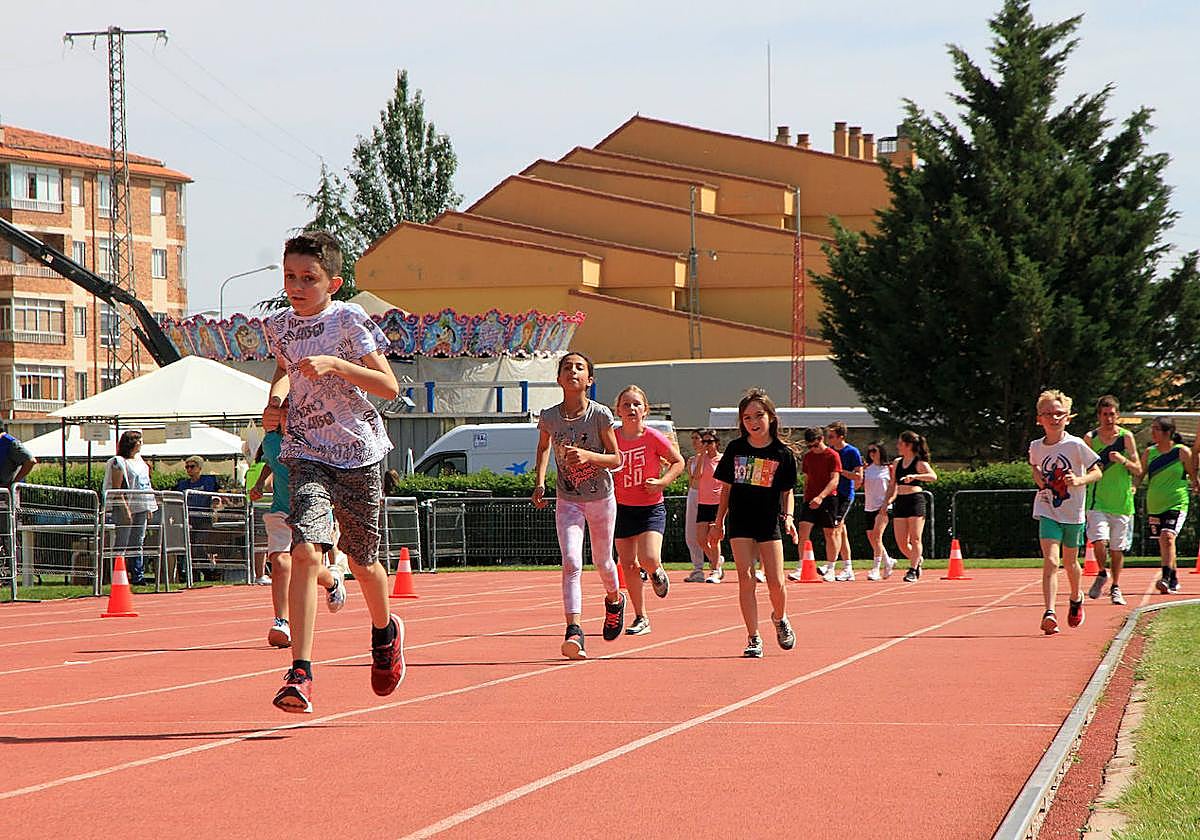 Varios niños participan en el Girathón solidario este viernes.