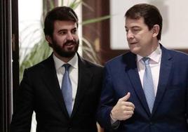 Juan García-Gallardo y Alfonso Fernández Mañueco, el año pasado, tras presentar el proyecto de presupuestos para 2023.