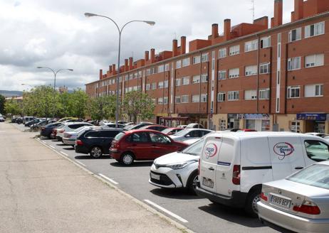 Imagen secundaria 1 - Desde arriba, el arbolado brilla por su ausencia en las plazas Fernando de Rojas, Tirso de Molina y Calderón de la Barca, todas en el barrio de Nueva Segovia.