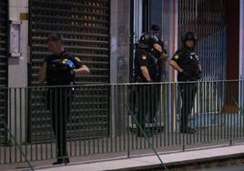 Despliegue policial en la calle Villabáñez.