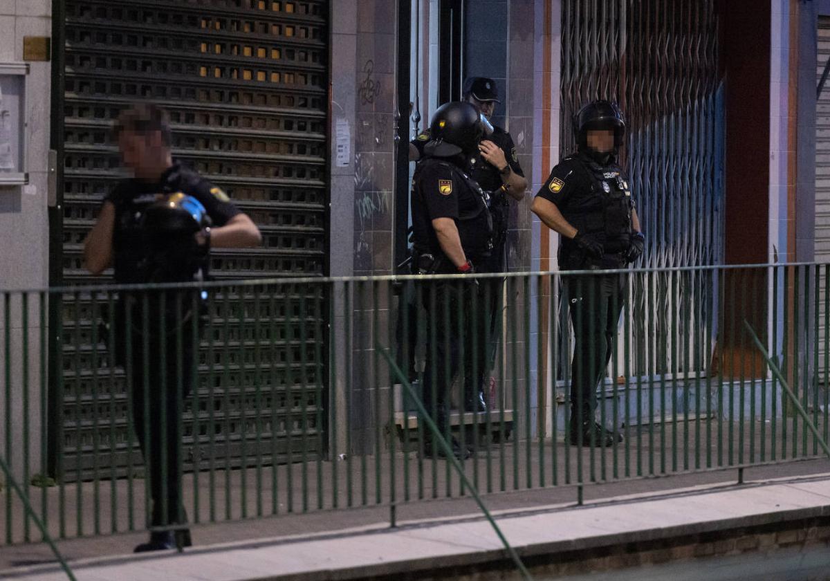 Despliegue policial en la calle Villabáñez.