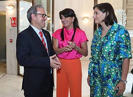 El consejero Veganzones, con dos responsables de Timmis.