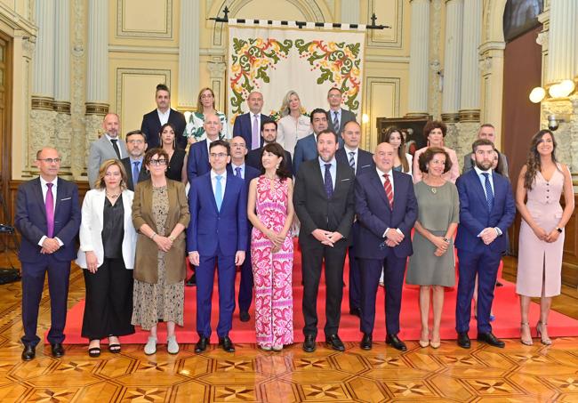 De izquierda a derecha. Arriba:JonathanRacionero y Rocío Anguita (VTLP), Alberto Cuadrado,Irene Carvajal yVíctor Martín (Vox). En el medio, Juan Carlos Hernández, Francisco Ferreira, Carmen Jiménez, Alberto Palomino, Martín Fernández (PSOE), Rodrigo Jiménez, Alberto Gutiérez, Alejandro Pellitero,Carolina del Bosque, Mayte Martínez, José Ignacio Zarandona, Silvia Tomillo (PP). En primera fila:Luis Vélez, Charo Chávez,Rafi Romero, Pedro Herrero, Ana Redondo, Óscar Puente (PSOE), Jesús Julio Carnero, Mercedes Cantalapiedra, Francisco Blanco y Blanca Jiménez (PP).