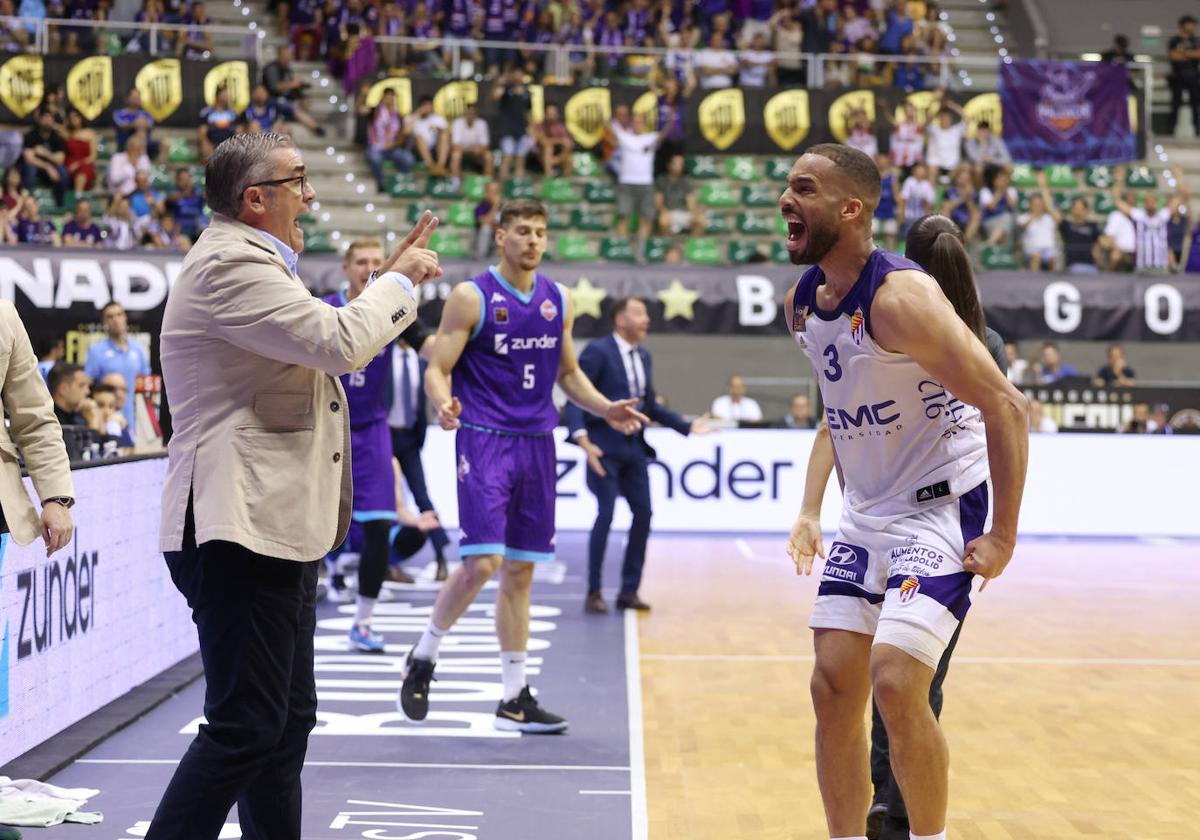 Paco García da instrucciones a Mike Torres.