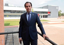 Víctor Zurita, antes de su intervención, con el edificio nuevo de la UEMC al fondo.