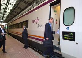 Viajeros en el Avanta en la estación Campo Grande de Valladolid.