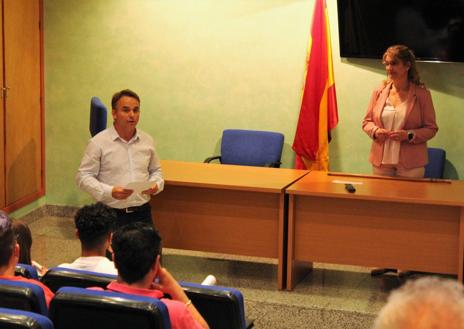 Imagen secundaria 1 - Arriba, Ana Rosa Zamarro, antes de jurar el cargo de alcaldesa. Abajo, Máximo San Macario, durante su intervención; y Javier de Lucas, en un momento de la sesión constitutiva. 