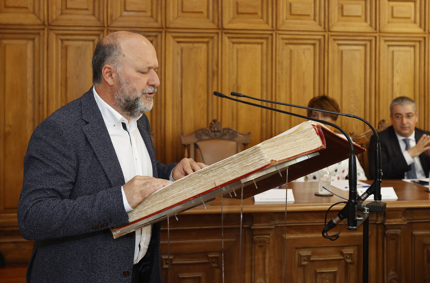 El socialista Carlos Hernández promete cumplir sus responsabilidades como concejal.