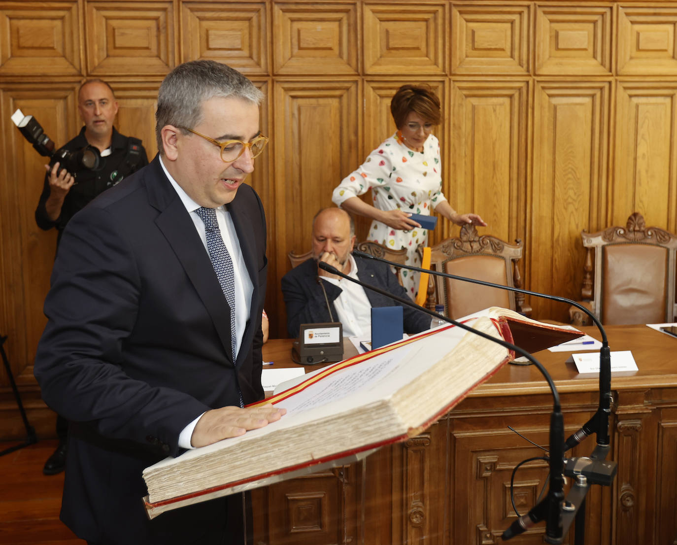 Antonio Casas promete ante la Constitución.