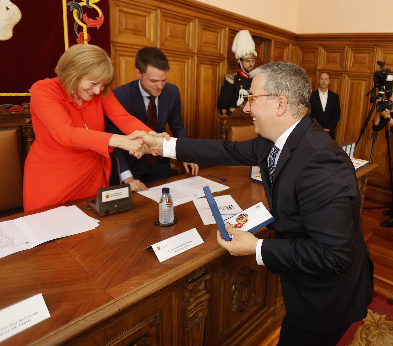 Antonio Casas recibe la medalla de manos de Rosario García.