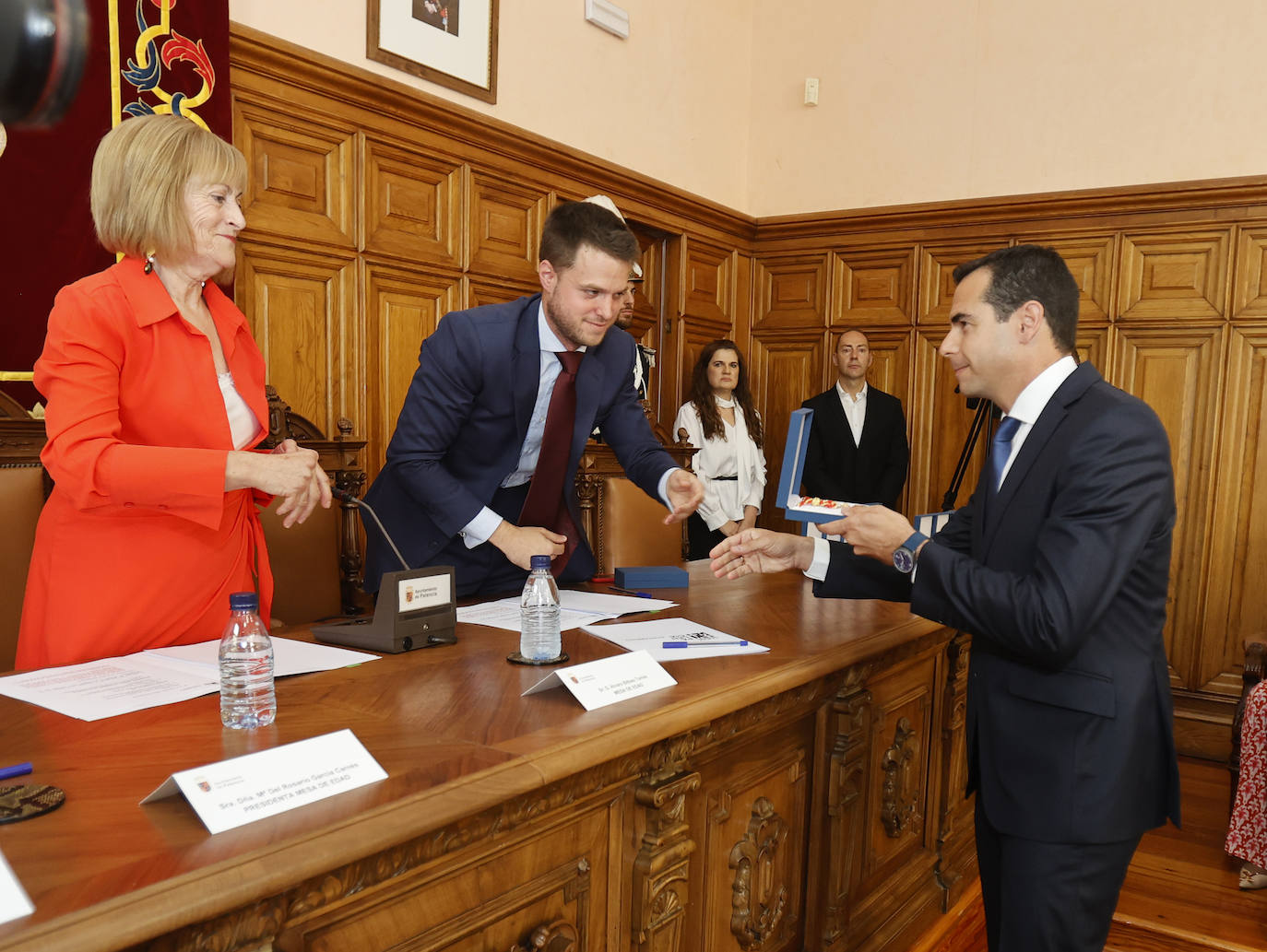 Sergio Abril recoge la medalla de concejal.