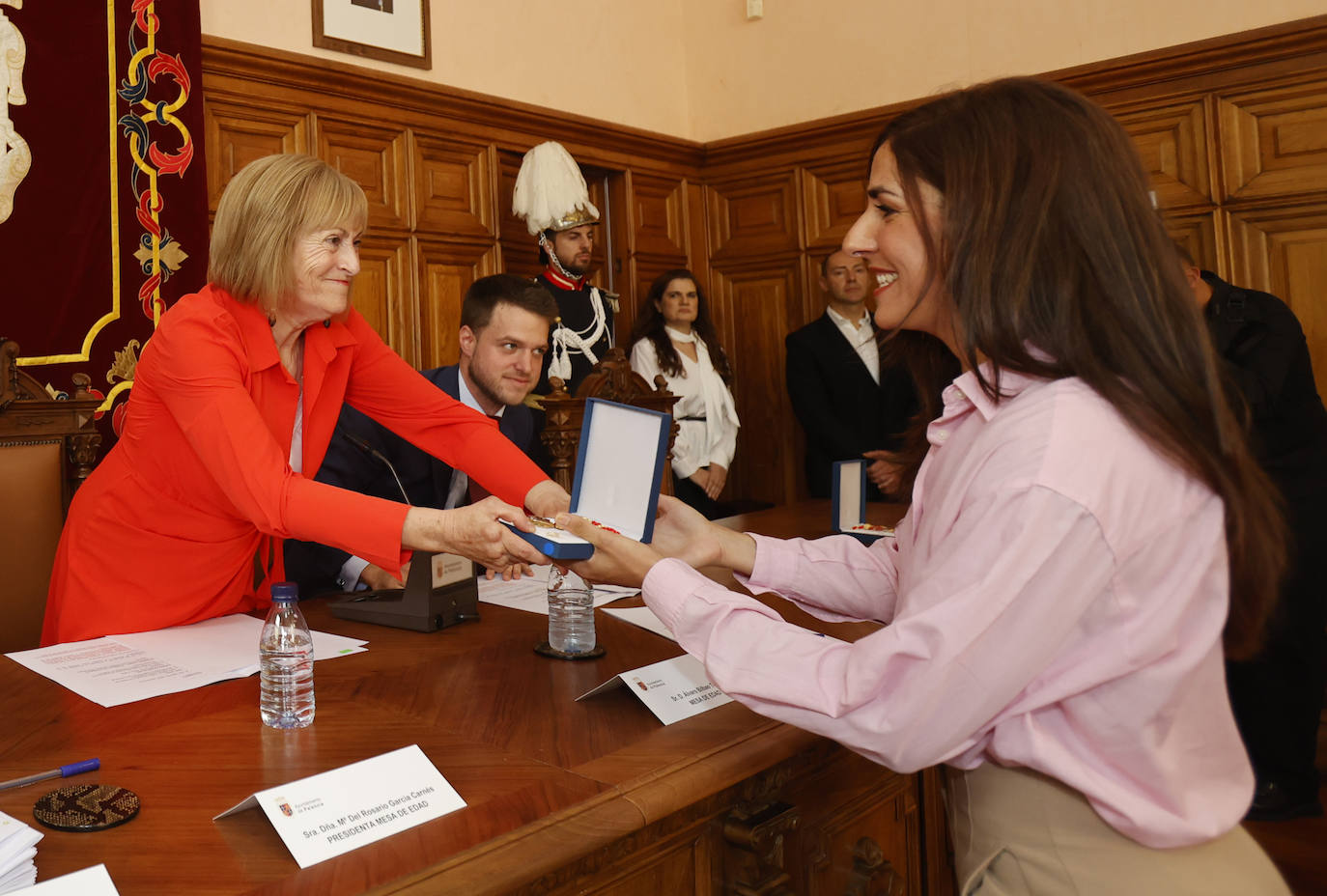 La concejala de Vamos Palencia Marta Font recoge la medalla.