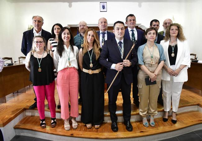 Foto de familia de los trece concejales que forman parte de la corporación en este mandato que echa a andar.