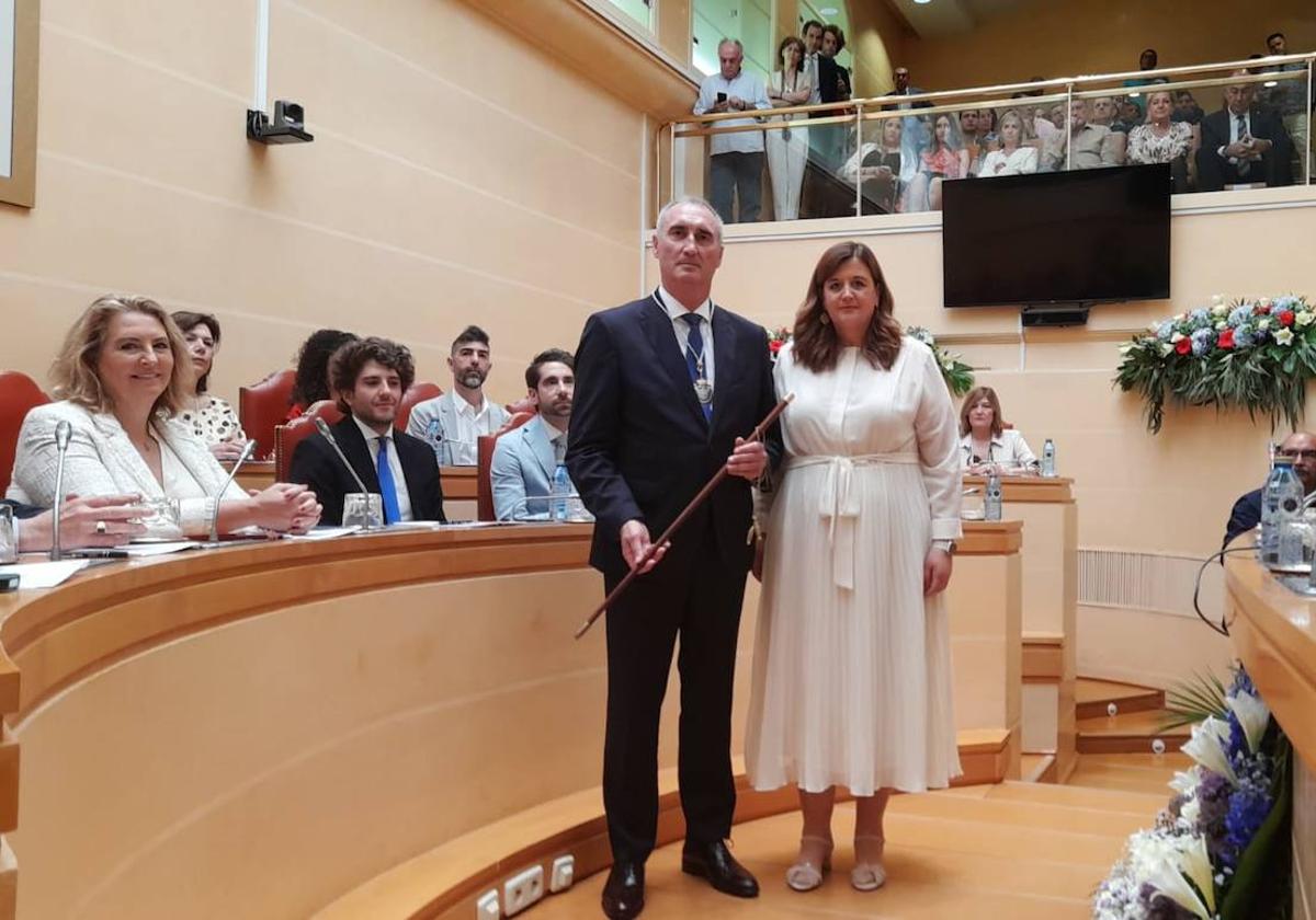 José Mazarías, con el bastón de mando, junto a la exalcaldesa Clara Martín.