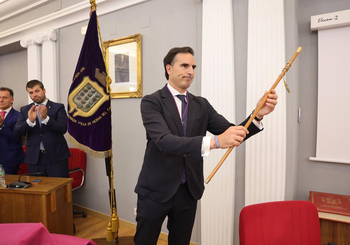 Guzmán Gómez recibe el bastón de mando del Ayuntamiento de Medina del Campo.