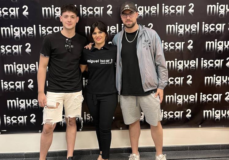 José y Alejandro, con Sara Pereira, docente del curso de Barbería.