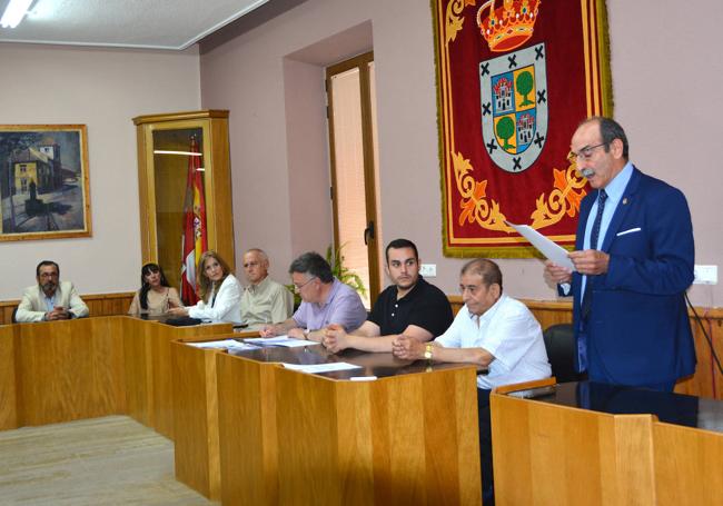 Juan José Maroto lee el discurso de investidura en el pleno celebrado en Nava ayer.