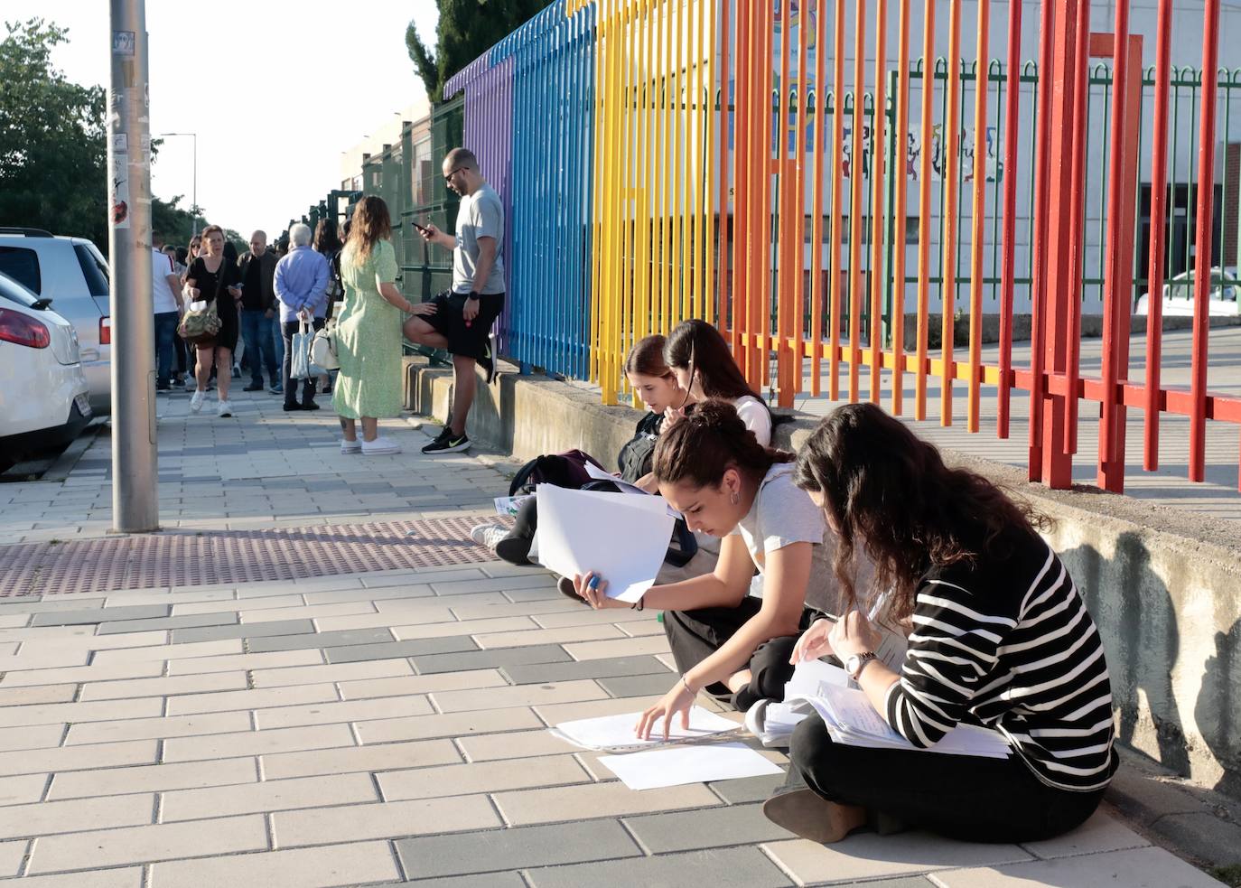 Aspirantes a una plaza repasan apuntes en los últimos minutos.