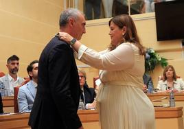Clara Martín coloca a José Mazarías la medalla de alcalde de la ciudad.