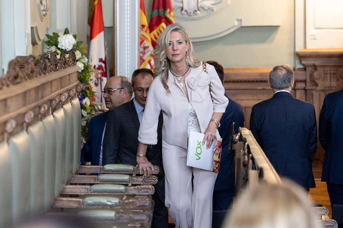 Irene Carvajal, de Vox, llega al salón de plenos.