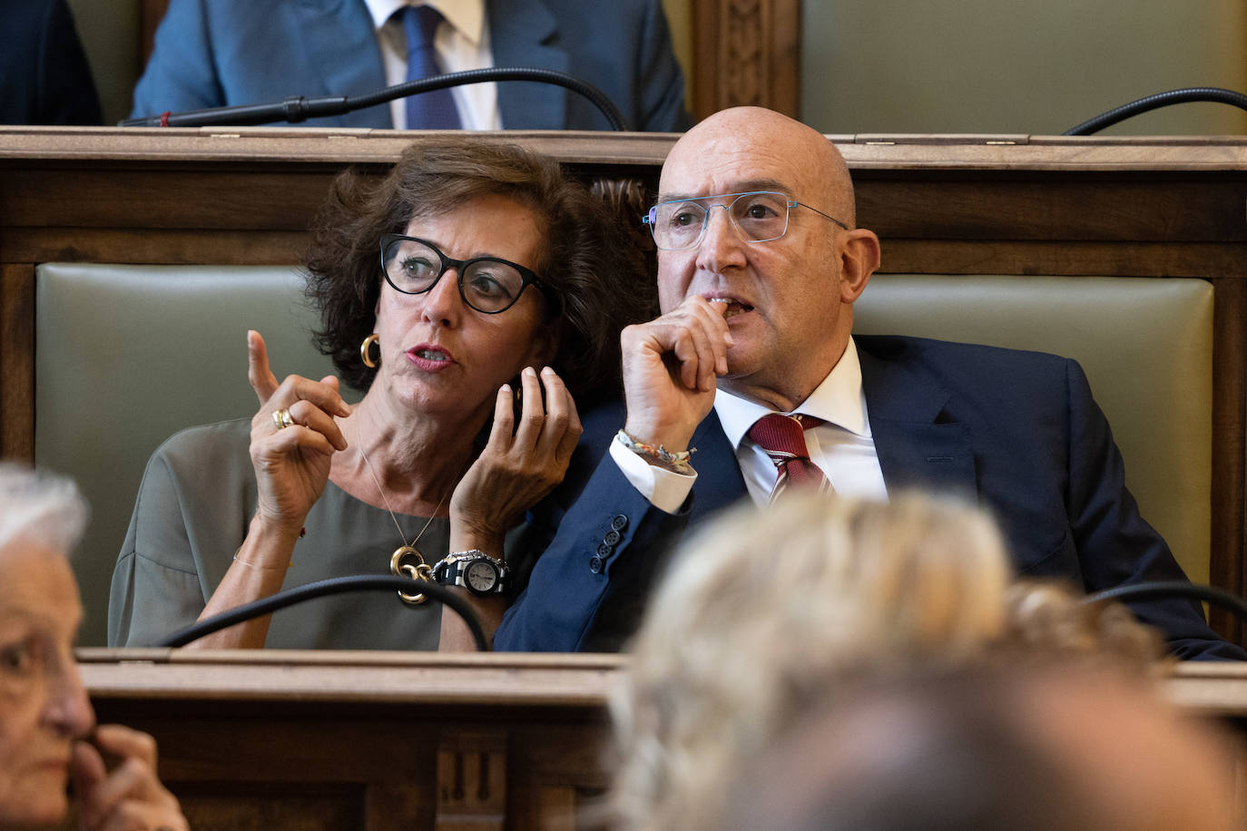 Mercedes Cantalapiedra y Jesús Julio Carnero, durante el pleno.