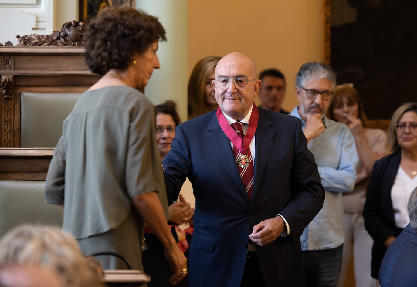 Jesús Julio Carnero pasa al lado de Mercedes Cantalapiedra.