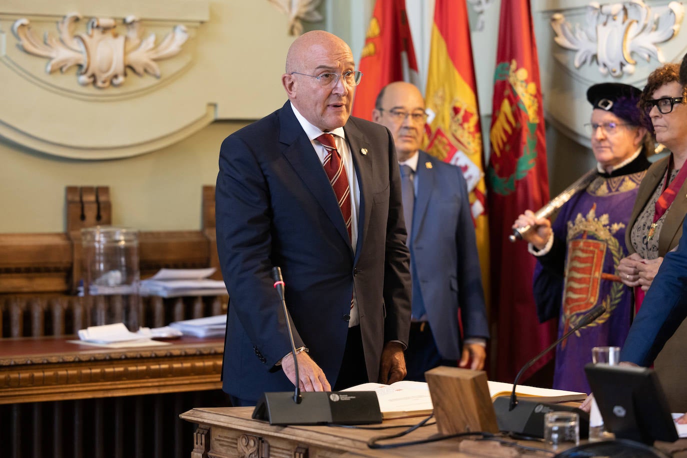 Jesús Julio Carnero (PP) jura su cargo como concejal del Ayuntamiento de Valladolid.