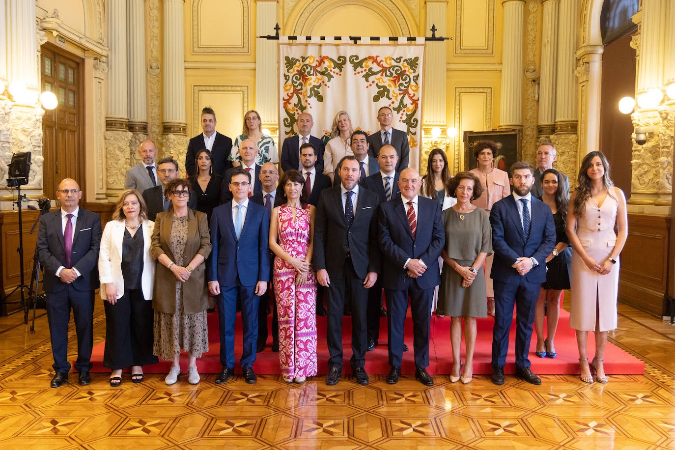 La nueva Corporación Municipal, al completo, posa en el salón de actos de las casa consistorial.