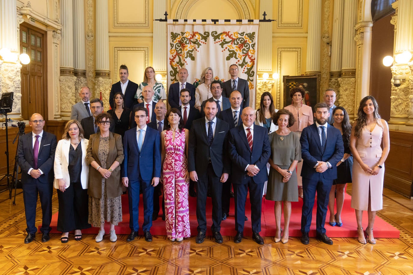 La nueva Corporación Municipal, al completo, posa en el salón de actos de las casa consistorial.