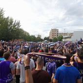 Cientos de aficionados reciben al Palencia a su llegada al Coliseum de Burgos