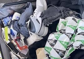 La maleta de Anuar, abierta y sin varios de los objetos que llevaba.