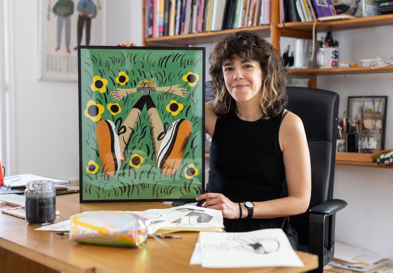 Dr Juanpa y María Simavilla muestran algunas de sus ilustraciones