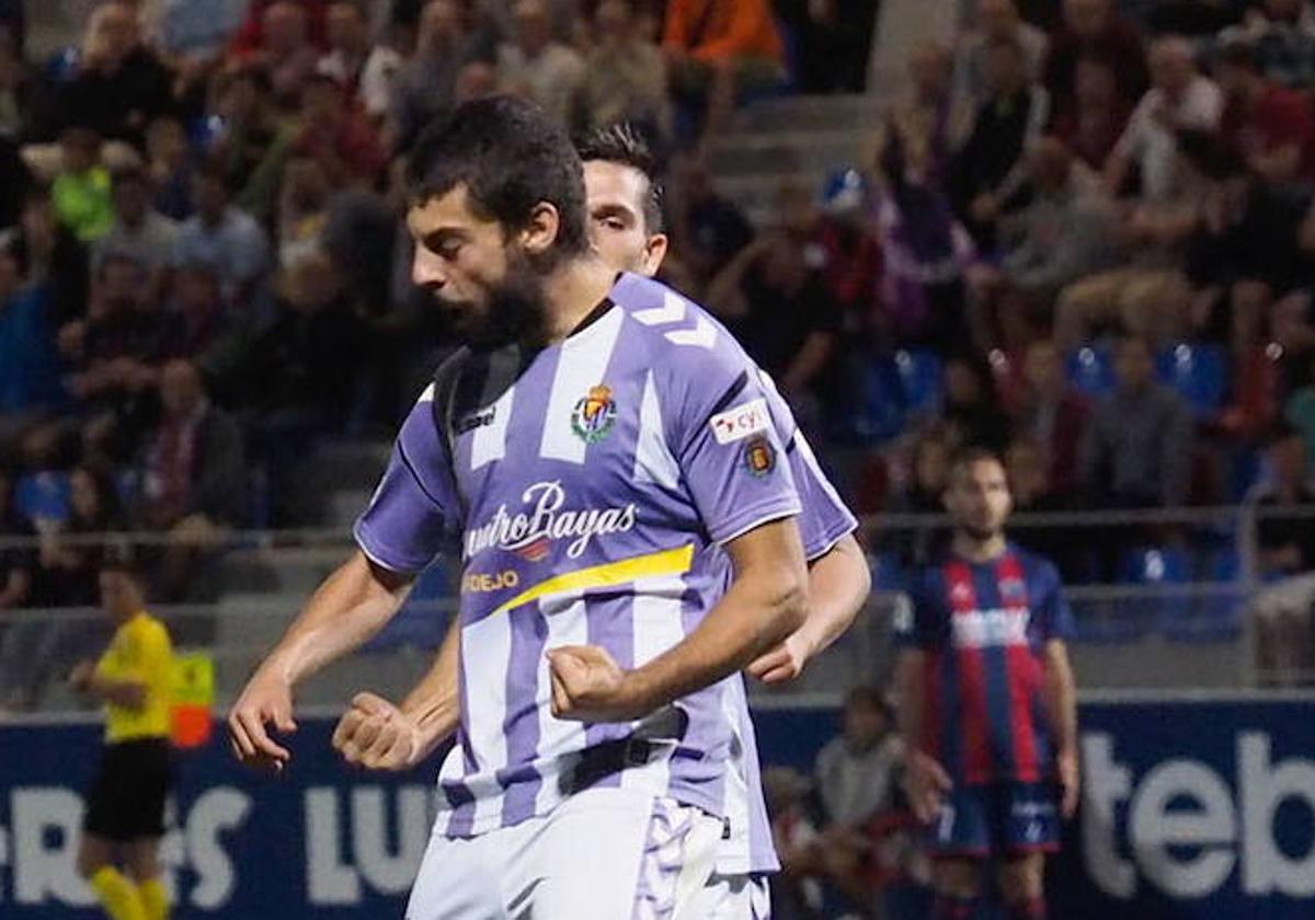 Villalibre celebra un gol en Copa con el Real Valladolid ante el Huesca en 2017.