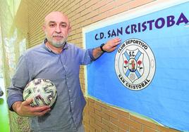 Luis María Cáceres, presidente del Club Deportivo San Cristóbal, en el pabellón de la localidad.