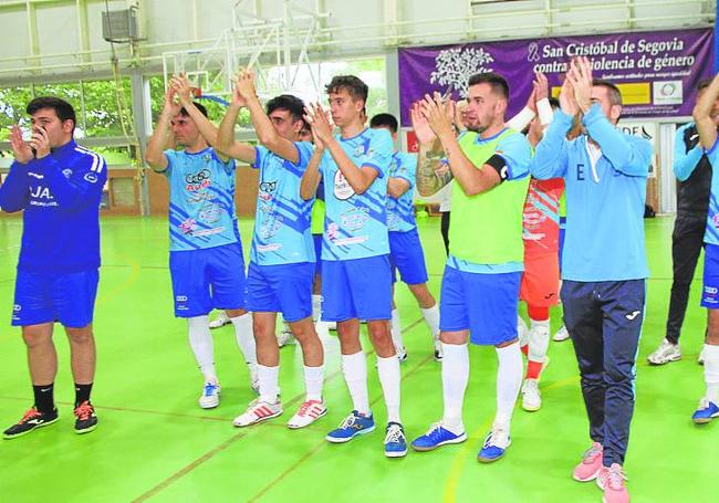 Jugadores del CD San Cristóbal aplauden a la afición tras el último partido disputado en San Cristóbal.