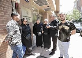 La familia del menor agredido, a la salida de la vista en el Juzgado de Menores.