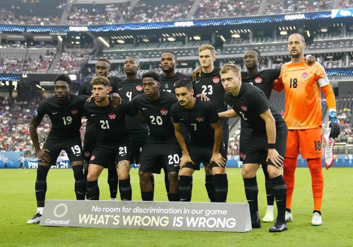 Cyle Larin, tercero por la izquierda en la fila superior, con el resto del once titular de Canadá en la Liga de las Naciones Concacaf disputada en la madrugada de este lunes ante Estados Unidos en Las Vegas.