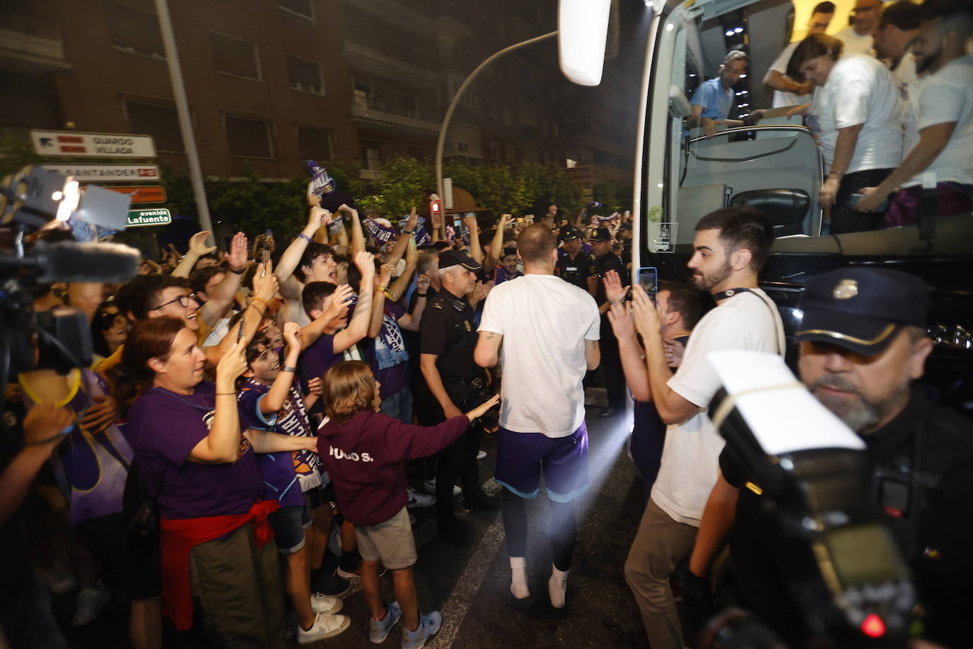 El Zunder Palencia celebra el ascenso a ACB en la Plaza de España