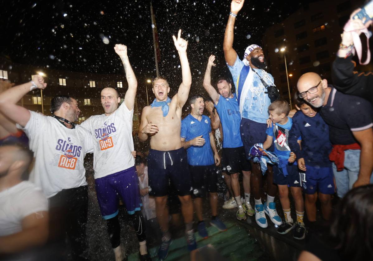 Jugadores, cuerpo técnico y directiva se bañan en la Plaza de España.