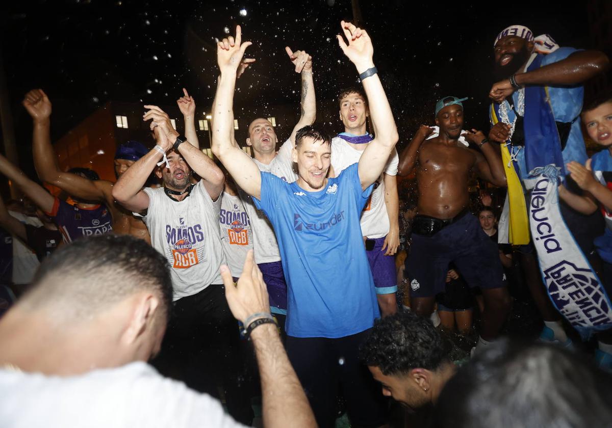 El Zunder Palencia celebra el ascenso a ACB en la Plaza de España