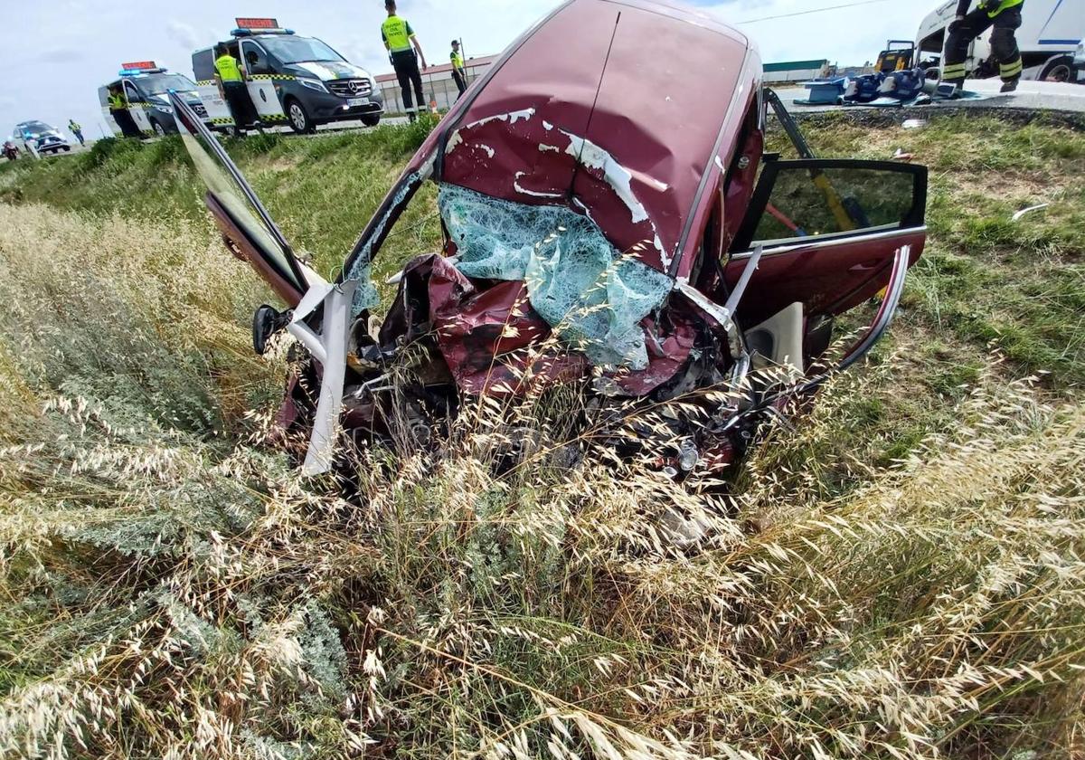 Vehículo siniestrado en la N-601, en el término municipal de Rapariegos.