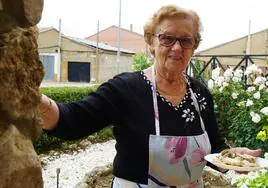 Geña Delgado mostrando el resultado de su fabuloso Pollo en Pepitoria a la antigua usanza
