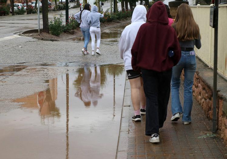 Imagen principal - Arriba, jóvenes de camino al instituto. Abajo, bolas de granizo de gran tamaño y un retrete de la residencia de ancianos atascado por el hielo.