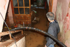 Un vecino observa su sótano inundado, donde el agua alcanzó un metro de altura.