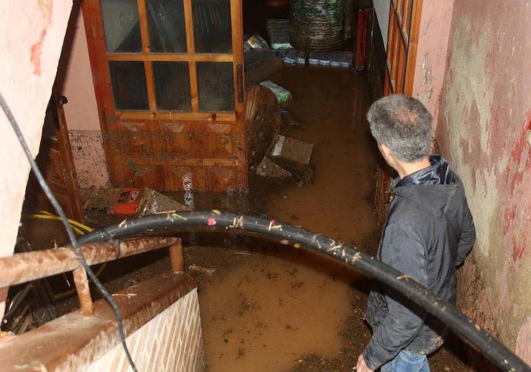 Un vecino observa su sótano inundado, donde el agua alcanzó un metro de altura.