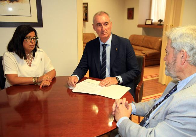 El alcalde despacha con Rosalía Serrano y González-Salamanca.