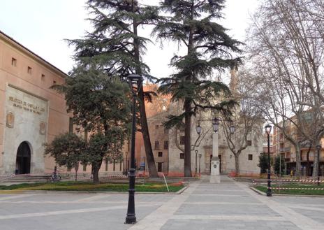 Imagen secundaria 1 - Arriba, el palacio en los años setenta del siglo XX. Debajo, a la izquierda, la plaza de La Trinidad en la actualidad y, a la derecha, el patio del interior del palacio de los Condes Benavente.