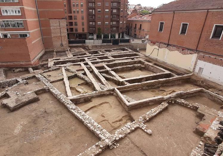 Imagen principal - Vista general de la excavación arqueológica realizada en 2020 y muros, debajo a la derecha, de la panda sur del claustro del convento.